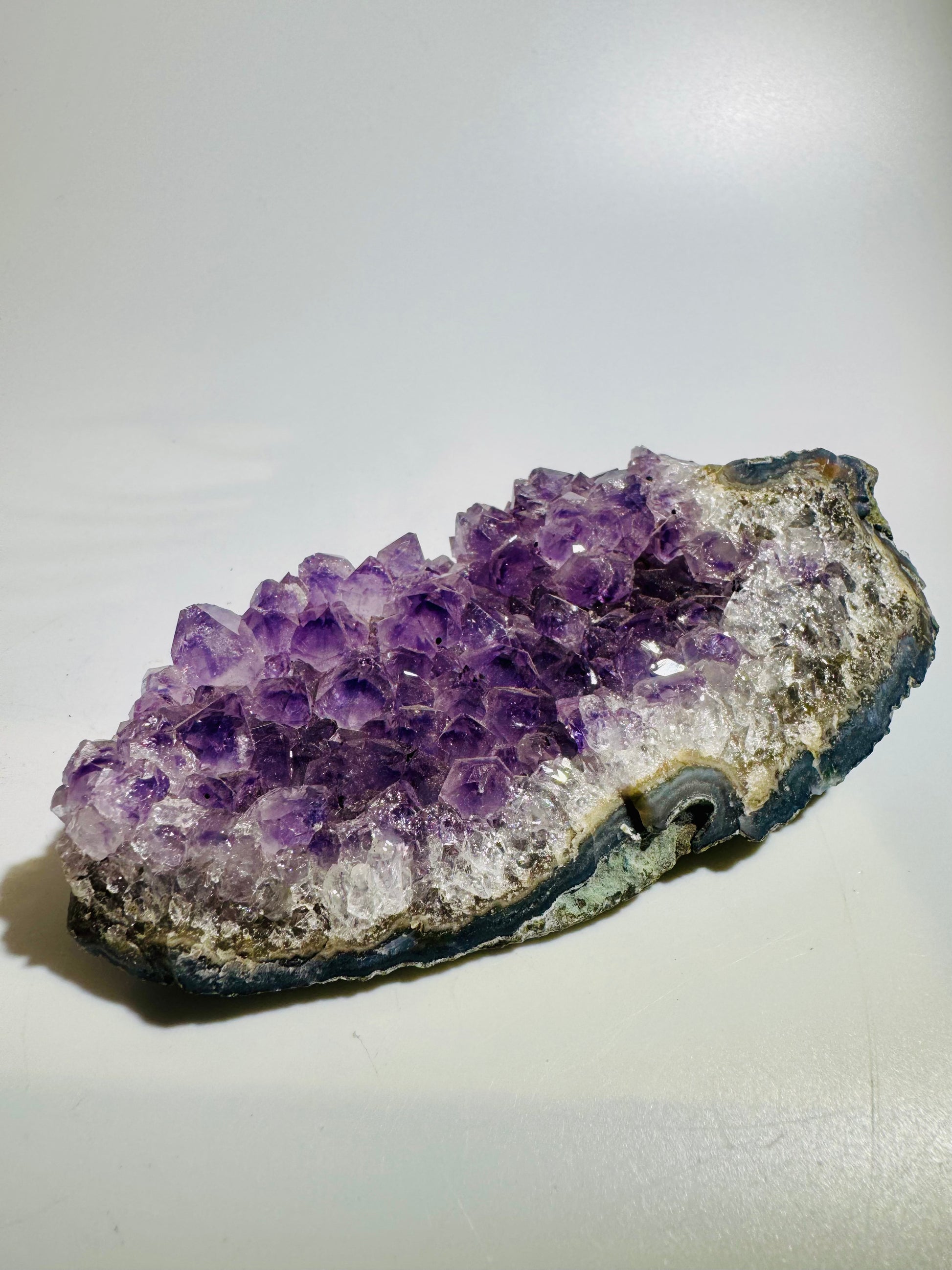 Uruguay Amethyst-Druse 12 x 6 cm, 237 g – Premium Kristallgruppe, violette Kristalllandschaft für innere Ruhe, Meditation, Schutz und harmonische Energie im Raum