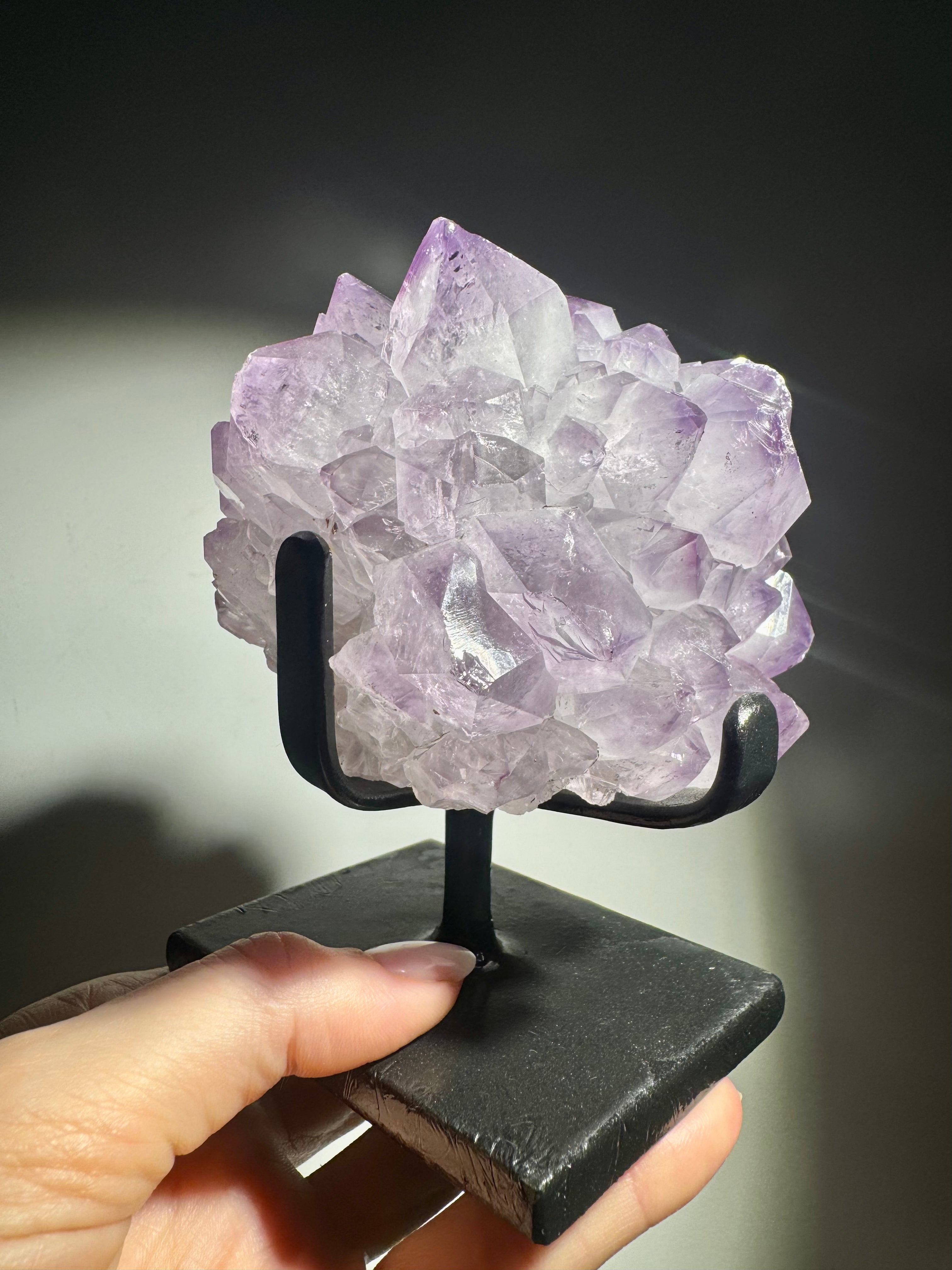 Uruguay Amethyst Edelstein auf Ständer – blütenförmige Kristallstruktur in Flieder