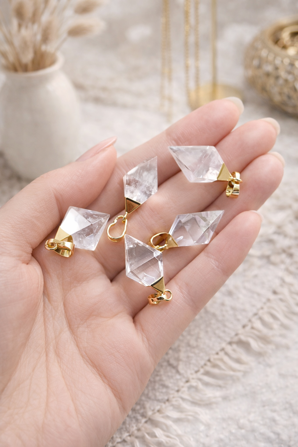 Vergoldeter Rhombus-Anhänger mit Kristall – elegant & modern