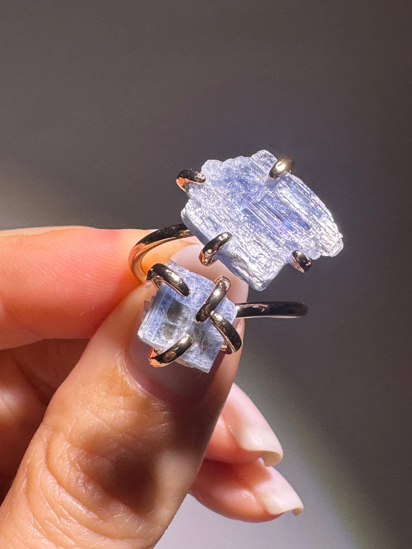 Verstellbarer Ring mit kristallblauem Kryonit-Edelstein und 18k Goldvergoldung – Schmuck für mehr innere Stärke