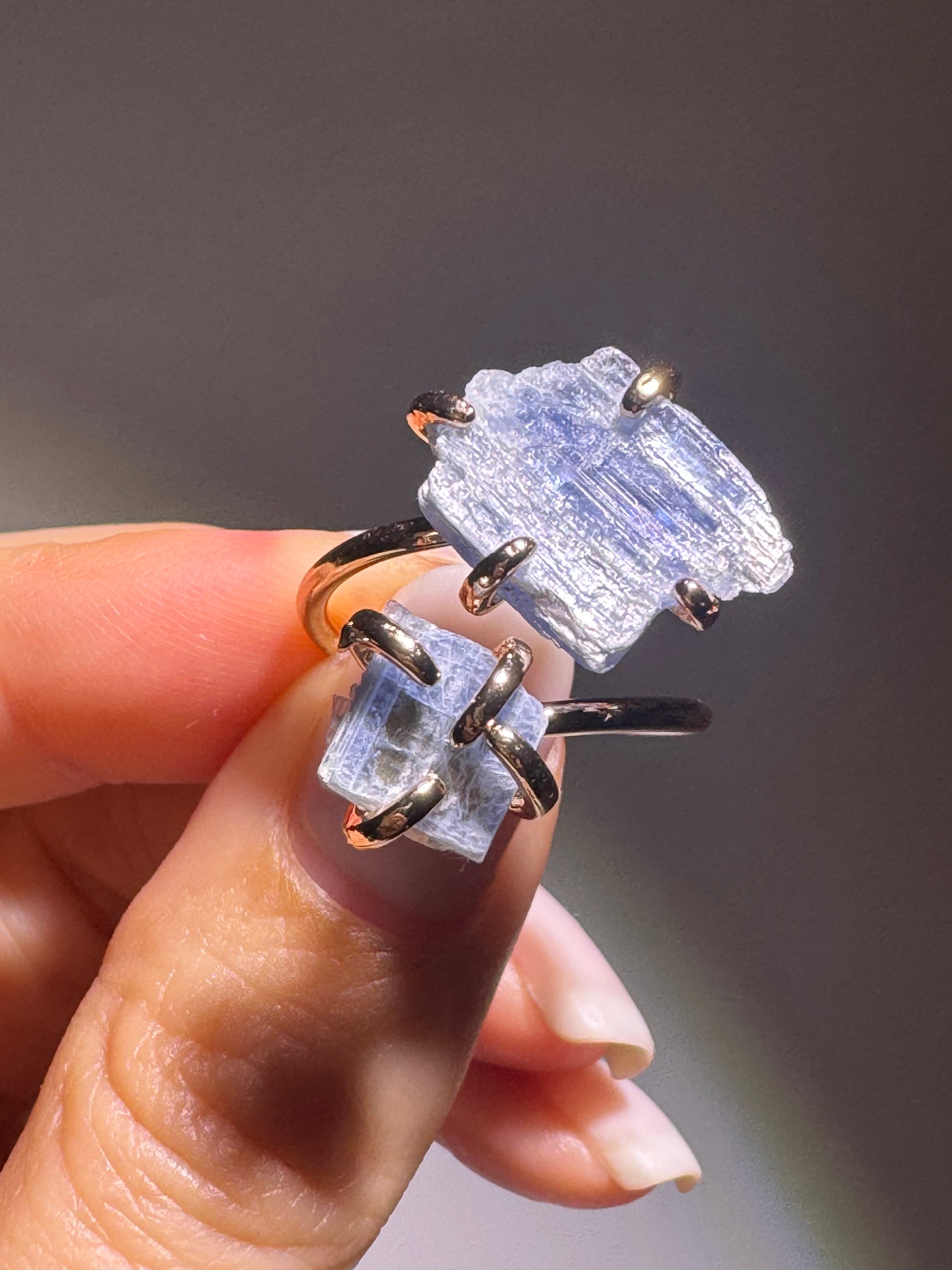 Verstellbarer Ring mit kristallblauem Kryonit-Edelstein und 18k Goldvergoldung – Schmuck für mehr innere Stärke
