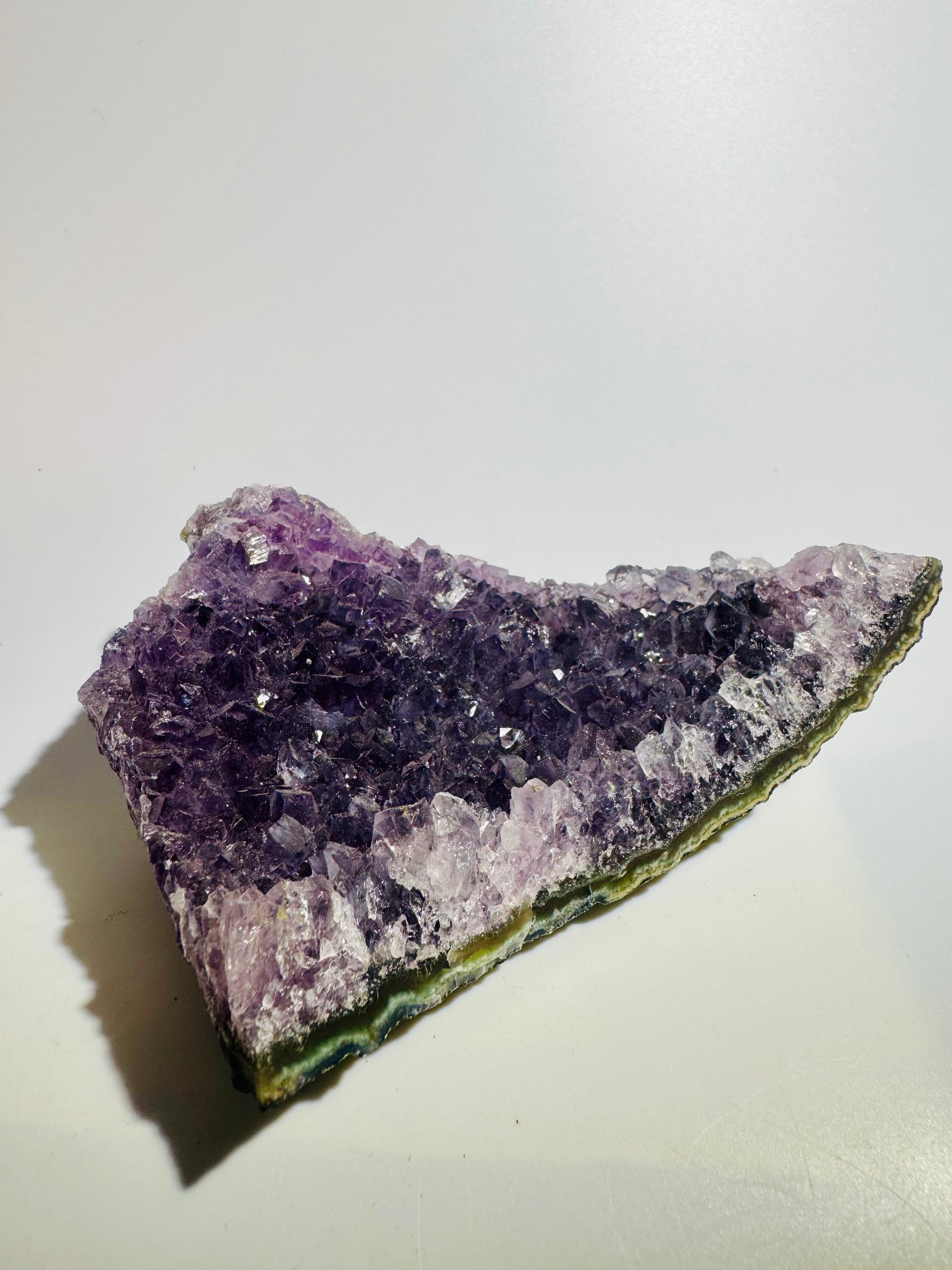 Violette Amethyst-Kalzit-Kristallgruppe, naturbelassenes Unikat – fördert innere Ruhe, Schutz, spirituelle Klarheit und harmonische Energie im Raum
