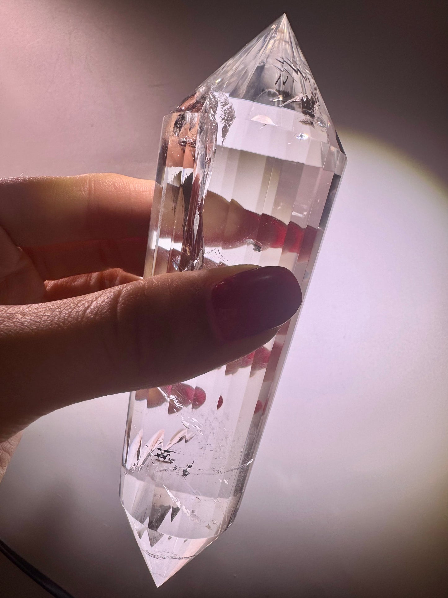 Vogel-Kristall für Energiearbeit – Lemurian Quarz mit Regenbögen, 24-Facetten-Schliff, aussergewöhnlich rein & lichtvoll