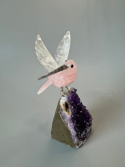 Edelstein-Kolibri 14 cm – Rosenquarz & Bergkristall auf Amethyst