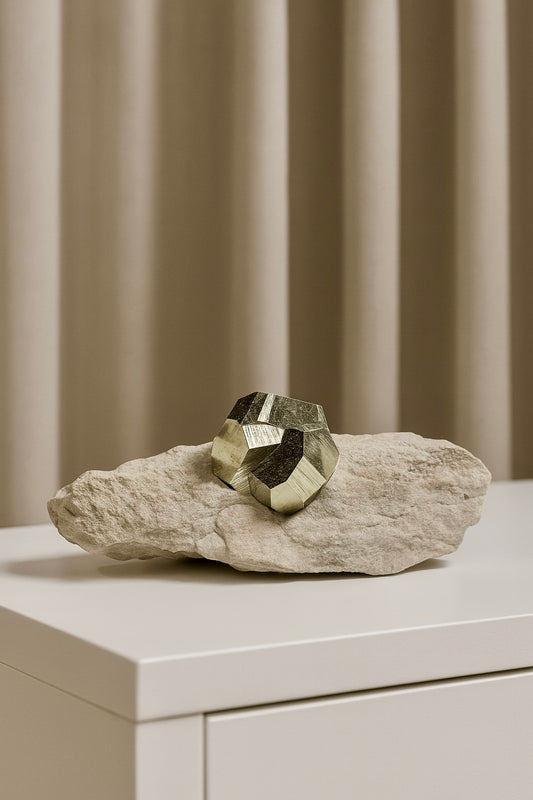 Würfelförmiger Pyrit 9 cm – golden schimmernder Kristall auf Gestein