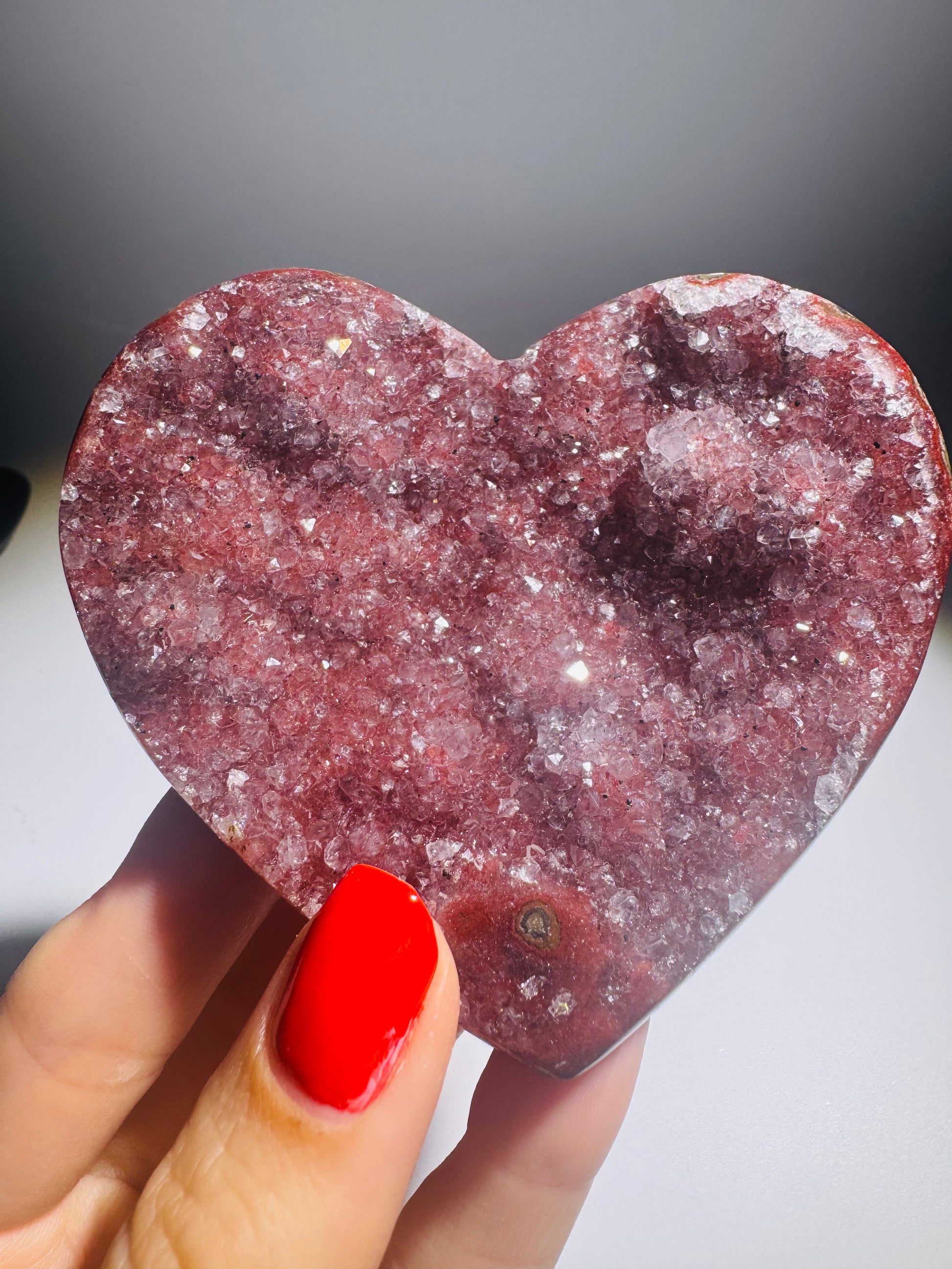 Weinroter Amethyst-Kristall in Herzform, 8,5 cm Breite, Einzelstück aus Uruguay mit seltener Farbgebung und glänzender Oberfläche