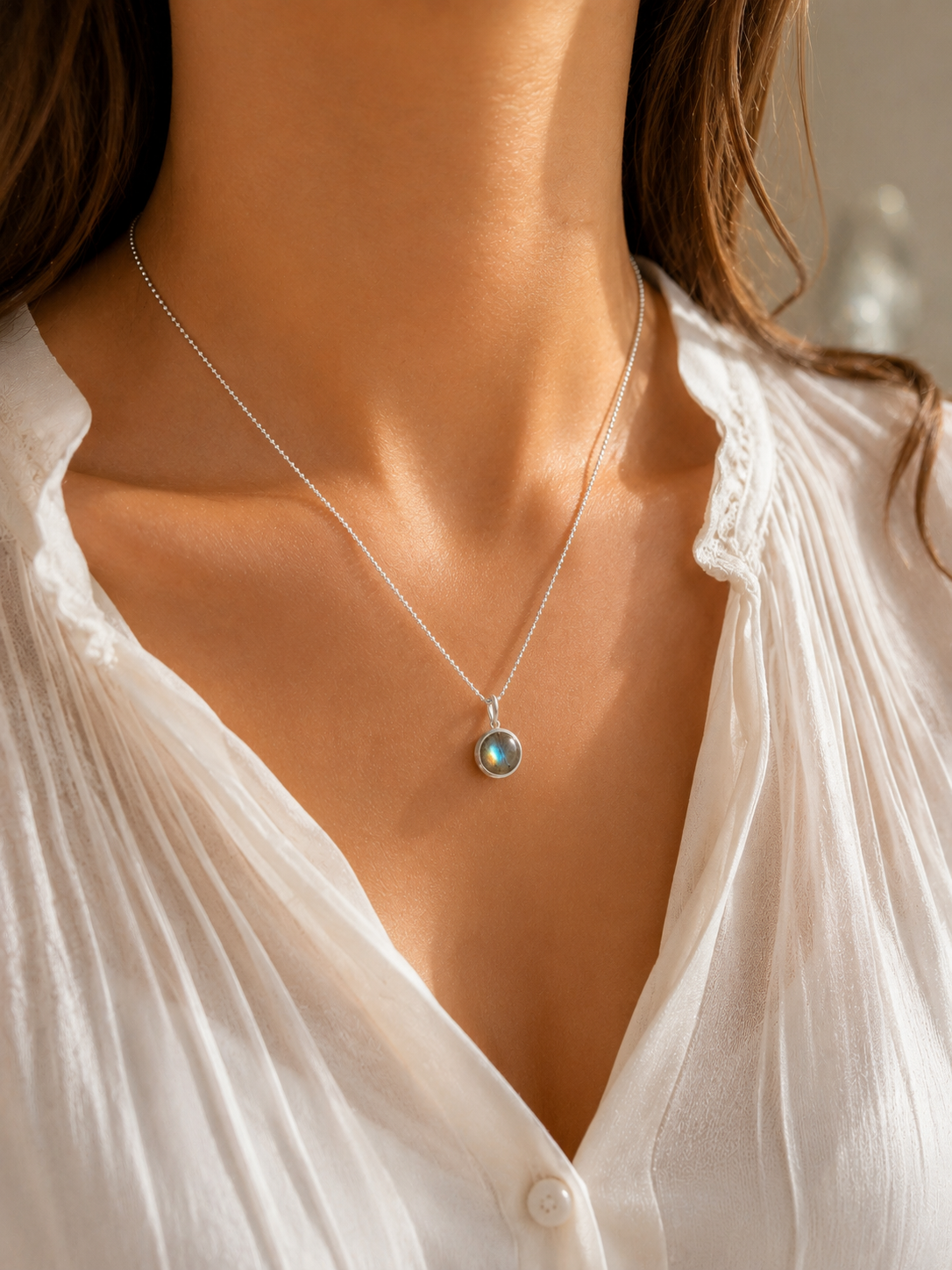 Wunderschöner Labradorit Anhänger mit mystischem Schimmer. Zierlich, elegant und spirituell bedeutungsvoll für Alltag und Geschenk.