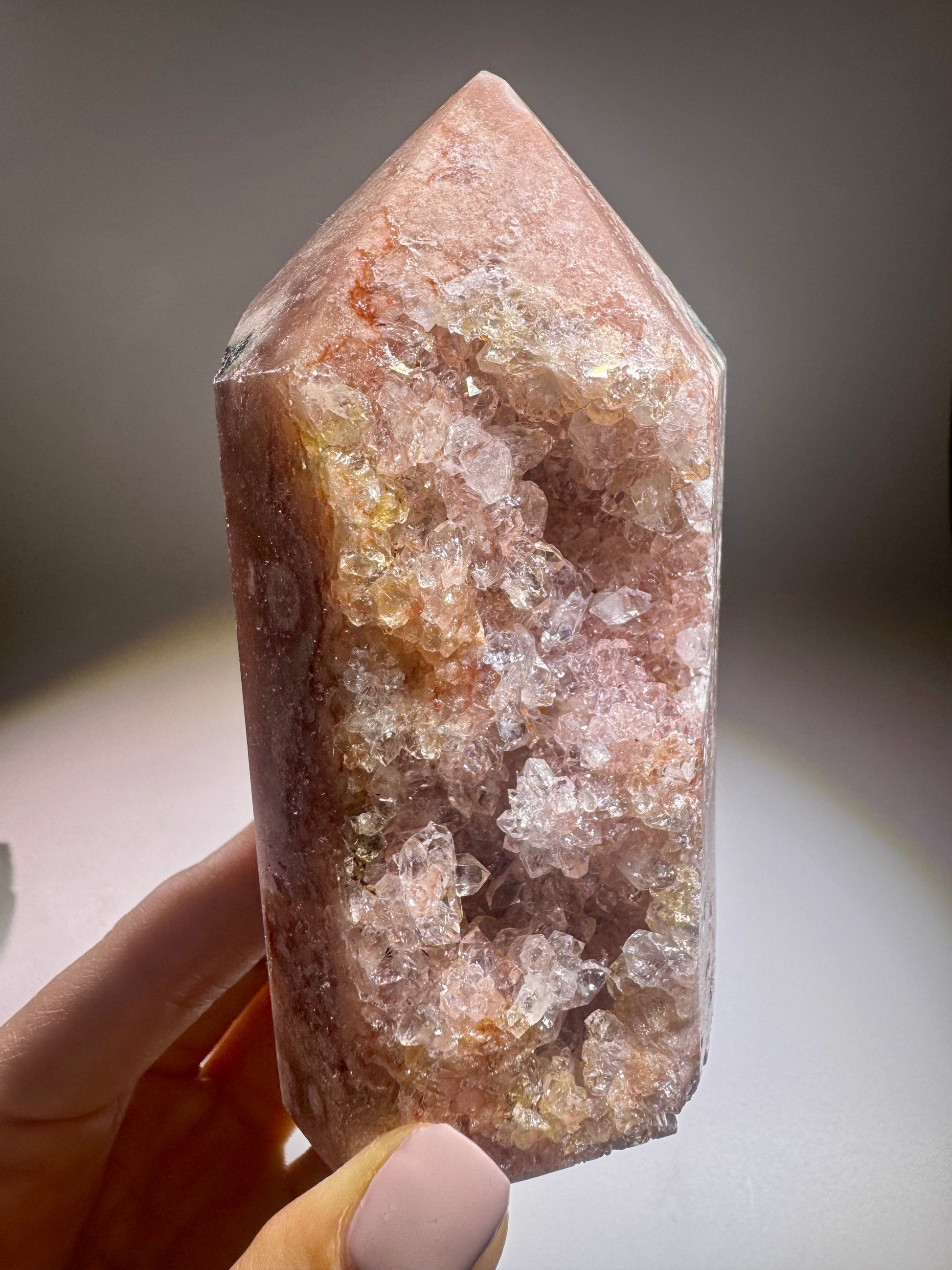 Wunderschöner Pink Amethyst mit sanften grünen Adern und filigranen Kristallblüten aus dem Süden Brasiliens, 11 cm, 467 g