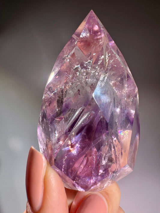 Wunderschönes Phantom-Amethyst-Ornament – facettiert, mit Regenbogen & Phantom 
