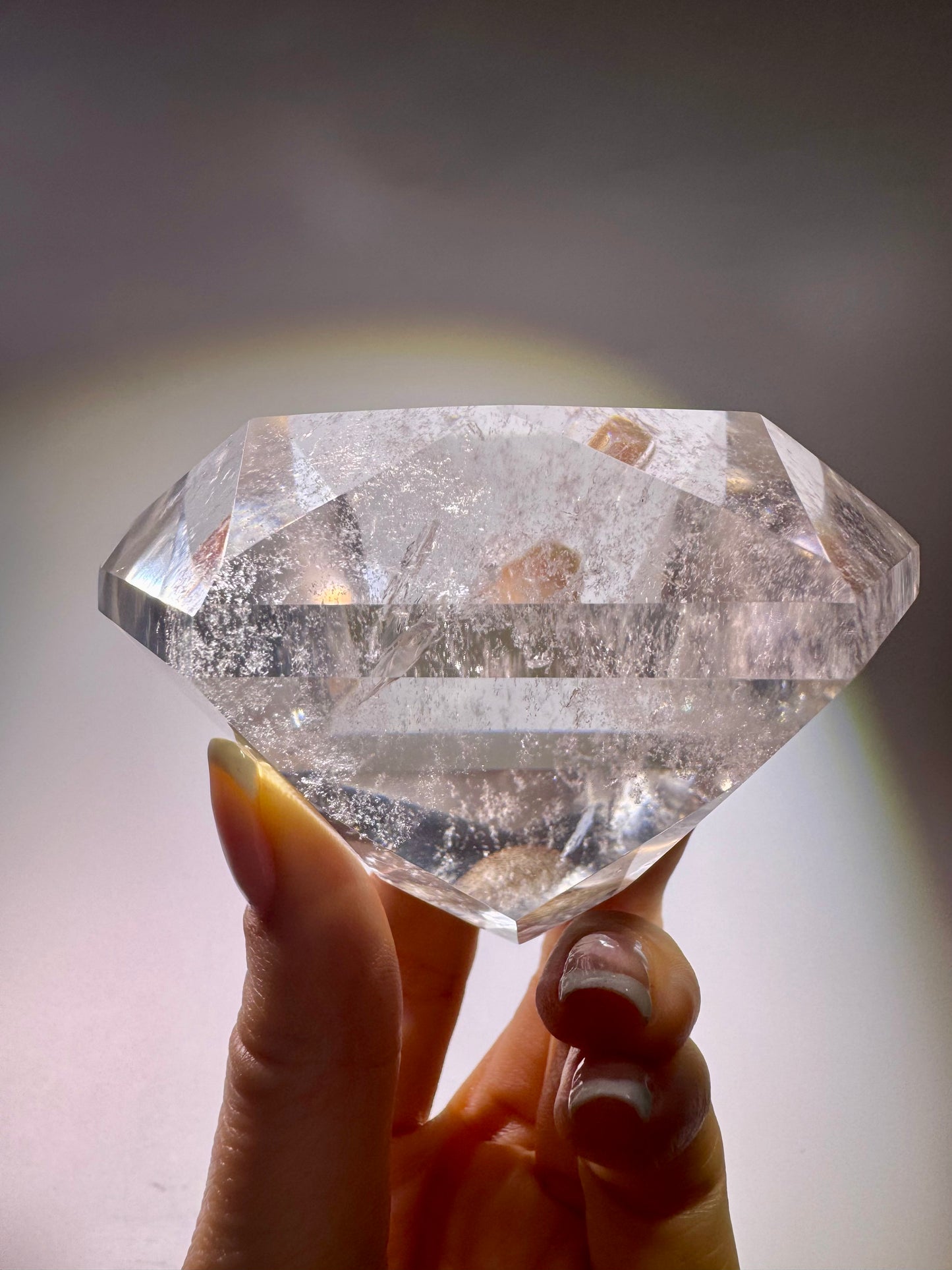 XL-Bergkristall, facettiert wie ein Diamant – kraftvoll, edel, klar