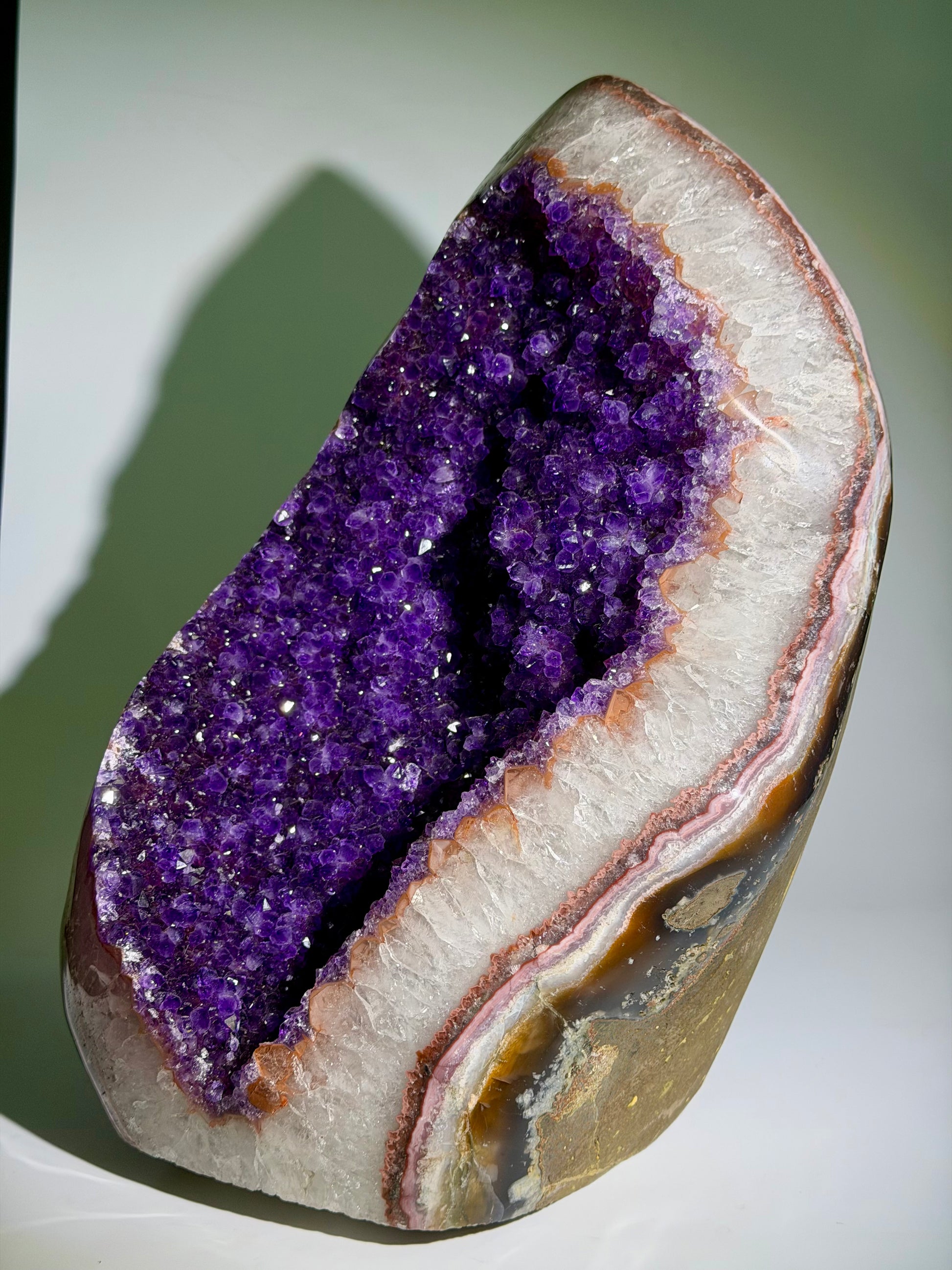 XL Amethyst Druse aus Uruguay mit Premium-Kristallen und natürlicher Achatbänderung