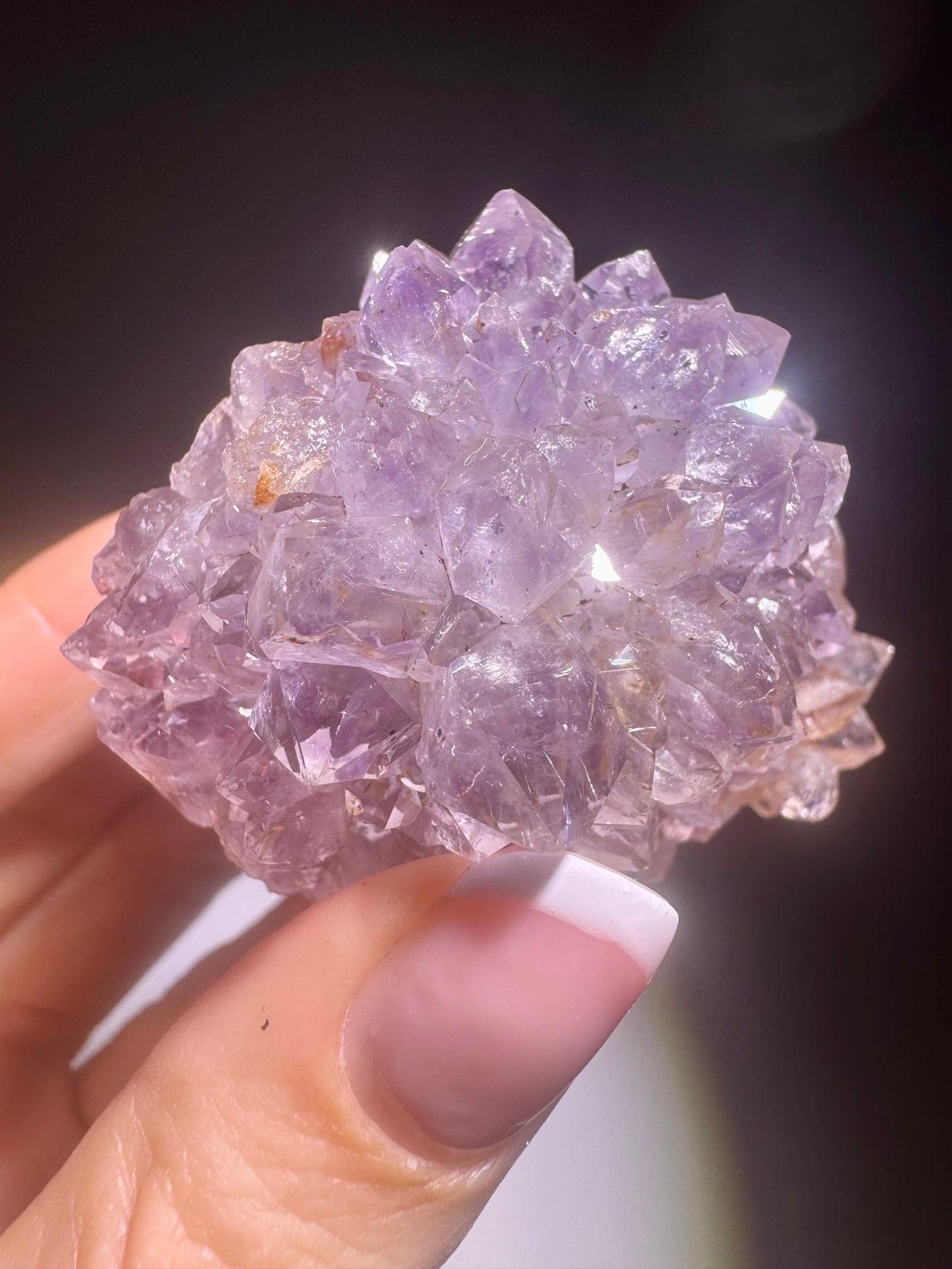 Zarte Amethystkristallblüte – Edelstein in kräftigem Lila