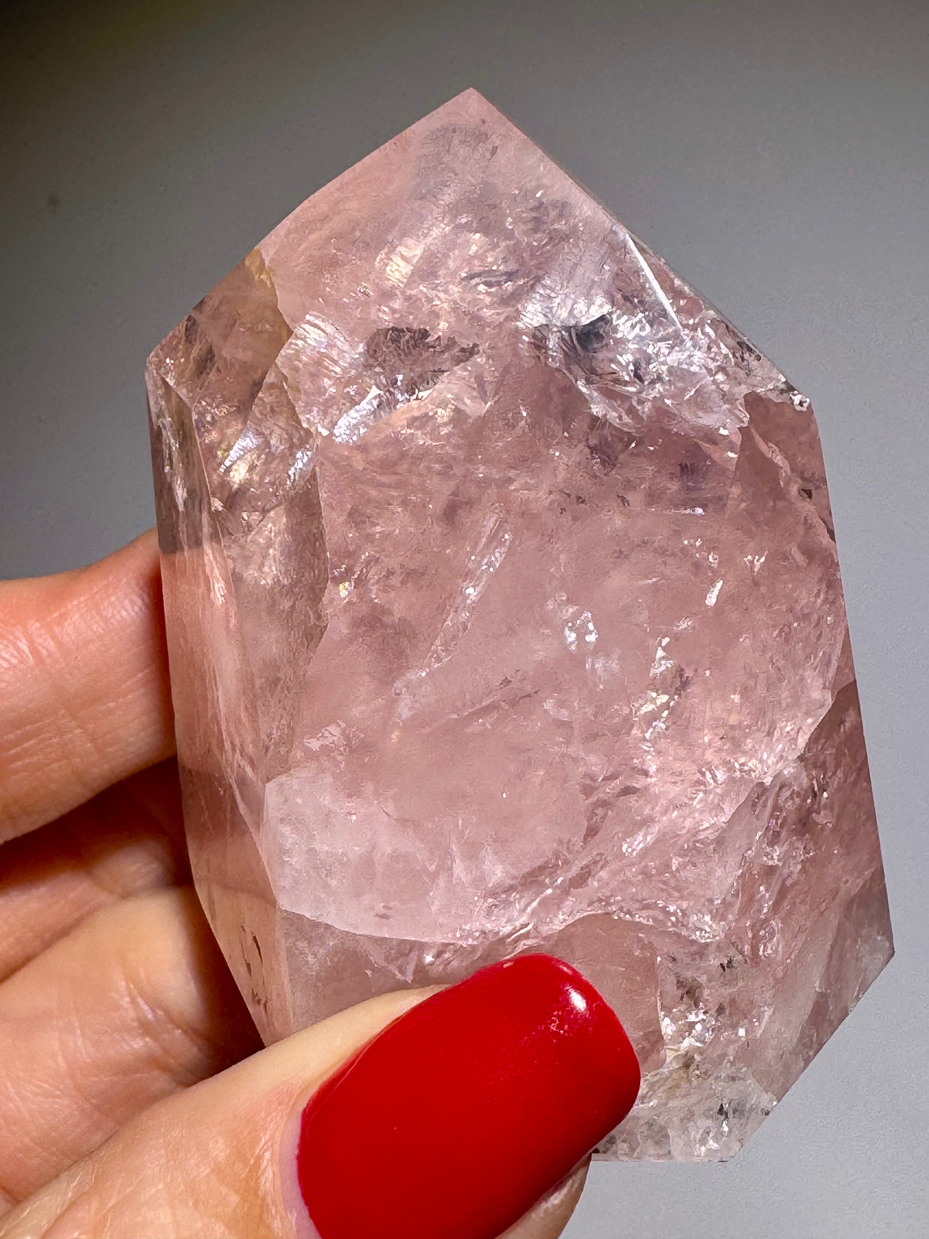 Zarte Rosenquarz Kristallspitze in 1A Qualität, 137 g schwer