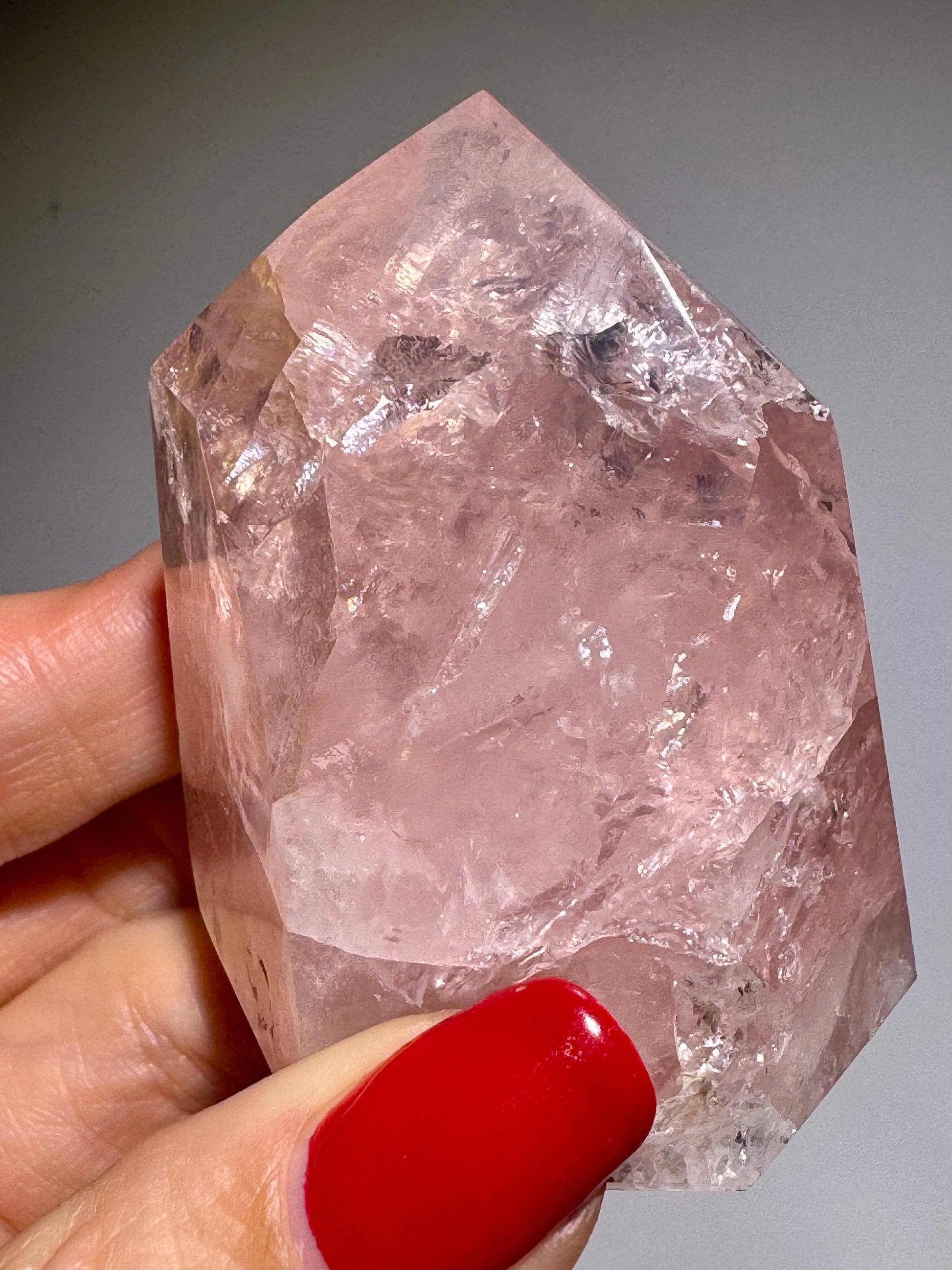 Zarte Rosenquarz Kristallspitze in 1A Qualität, 137 g schwer