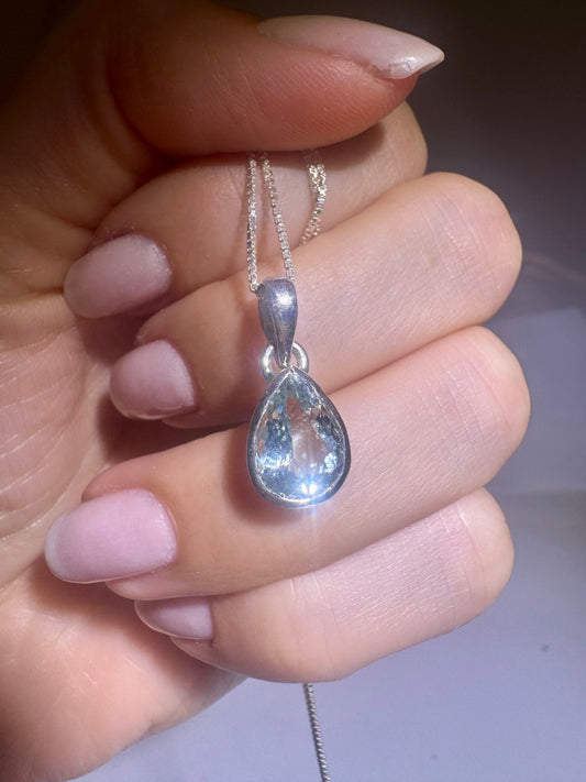 Zarter Aquamarin Anhänger in Tropfenform – Facettiertes Himmelslicht 