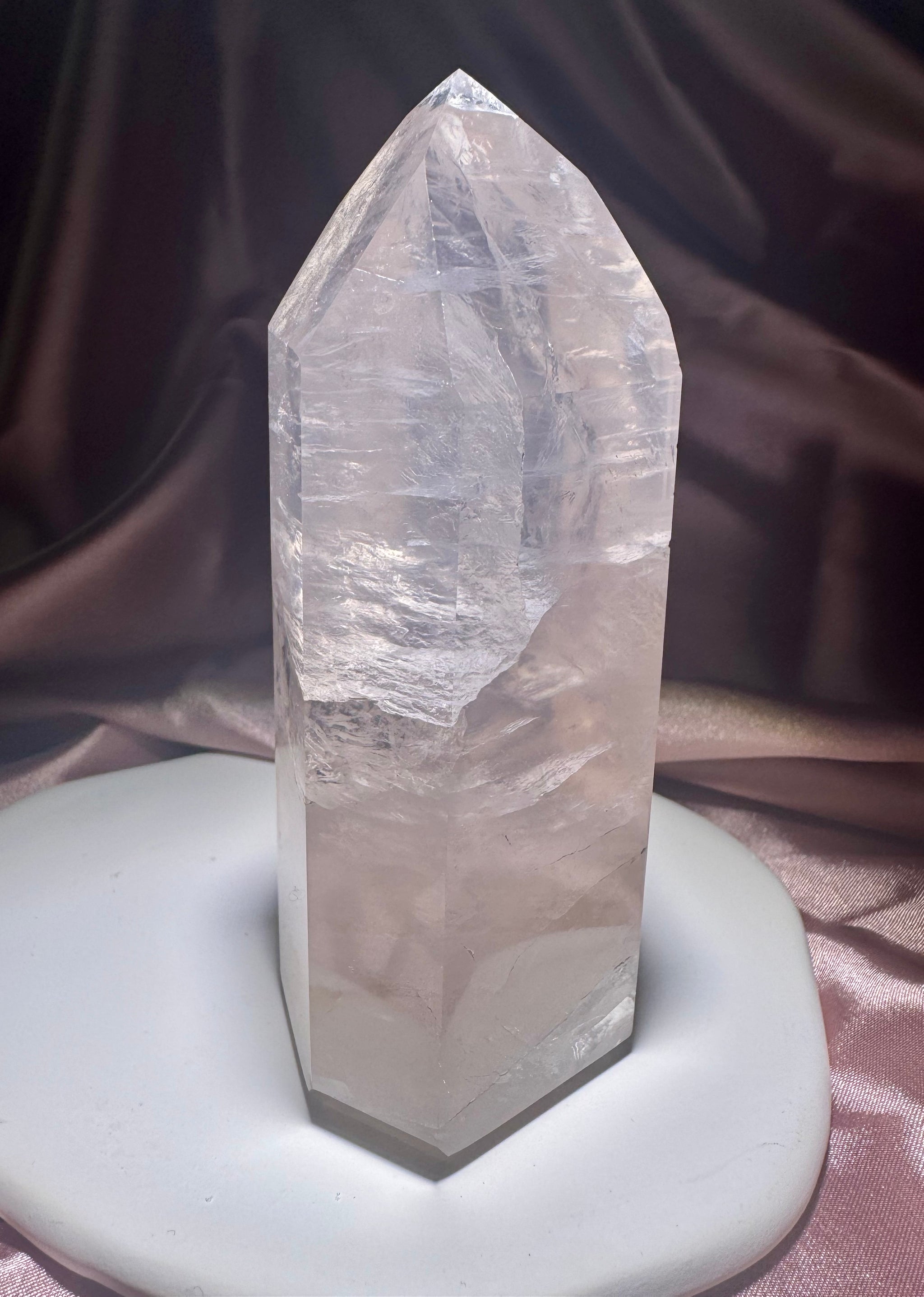 Zarter Rosenquarz Kristall 11.6cm, edler Edelstein mit natürlicher Oberfläche und sanftem Schimmer