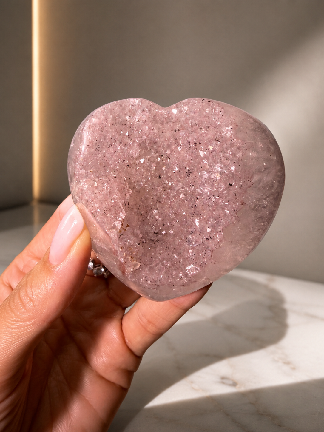 Zartrosa Rainbow Amethyst Herz aus Uruguay, seltene Amethyst Druse, Heilstein