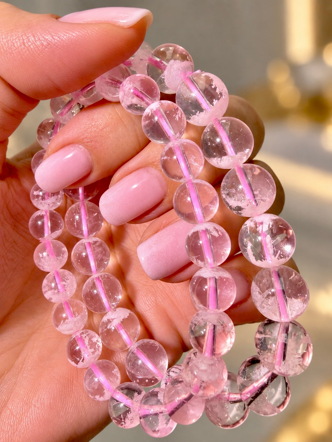 Zartrosa Snowflake Garden Quartz Kristallarmband mit natürlichen Einschlüssen und feiner Schneeflockenstruktur