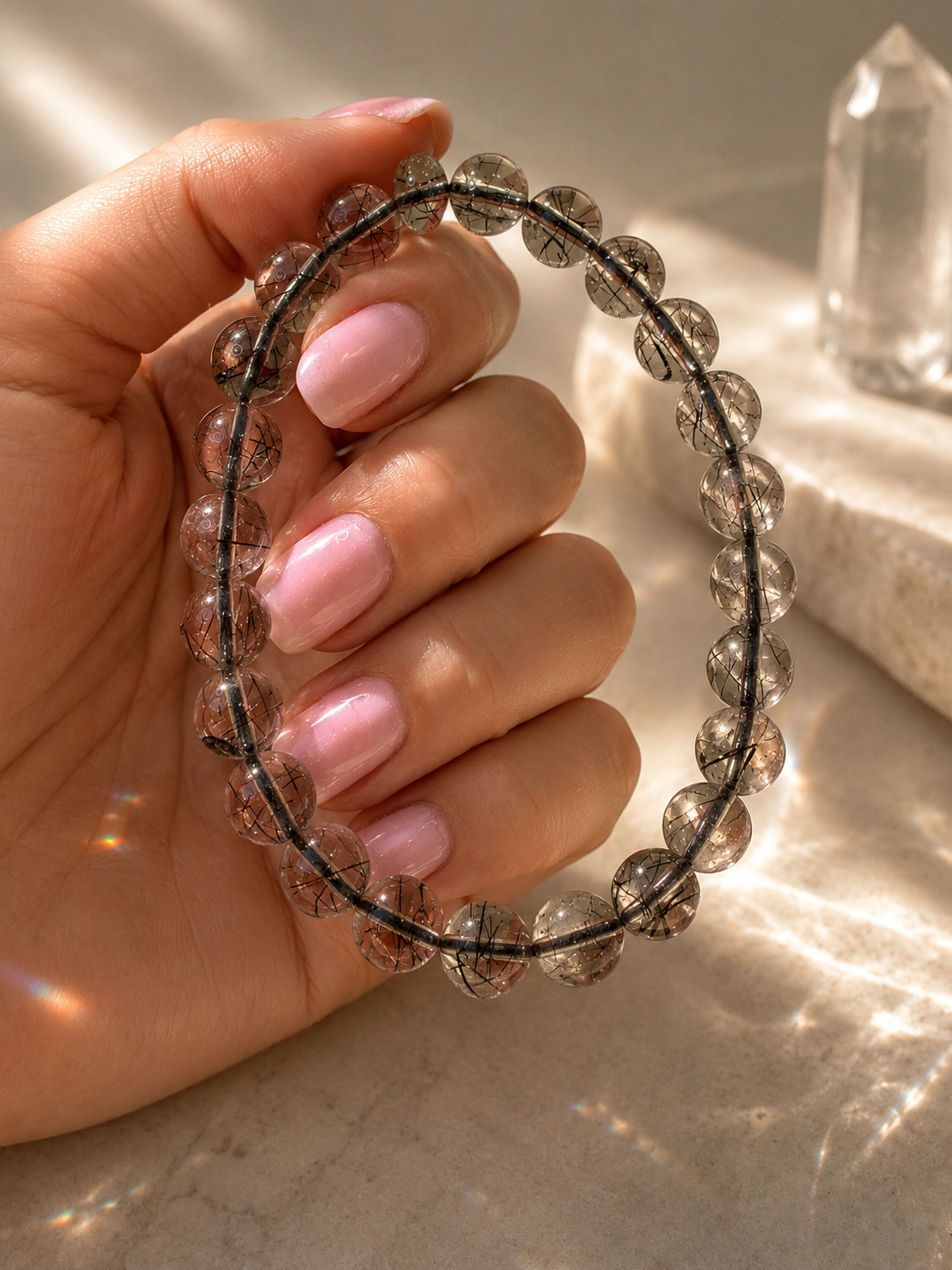 Zierliches Black Rutilquarz Armband mit 6 mm transparenten Kristallkugeln und schwarzen Rutilnadeln in Unique Crystals Schmuckschatulle.