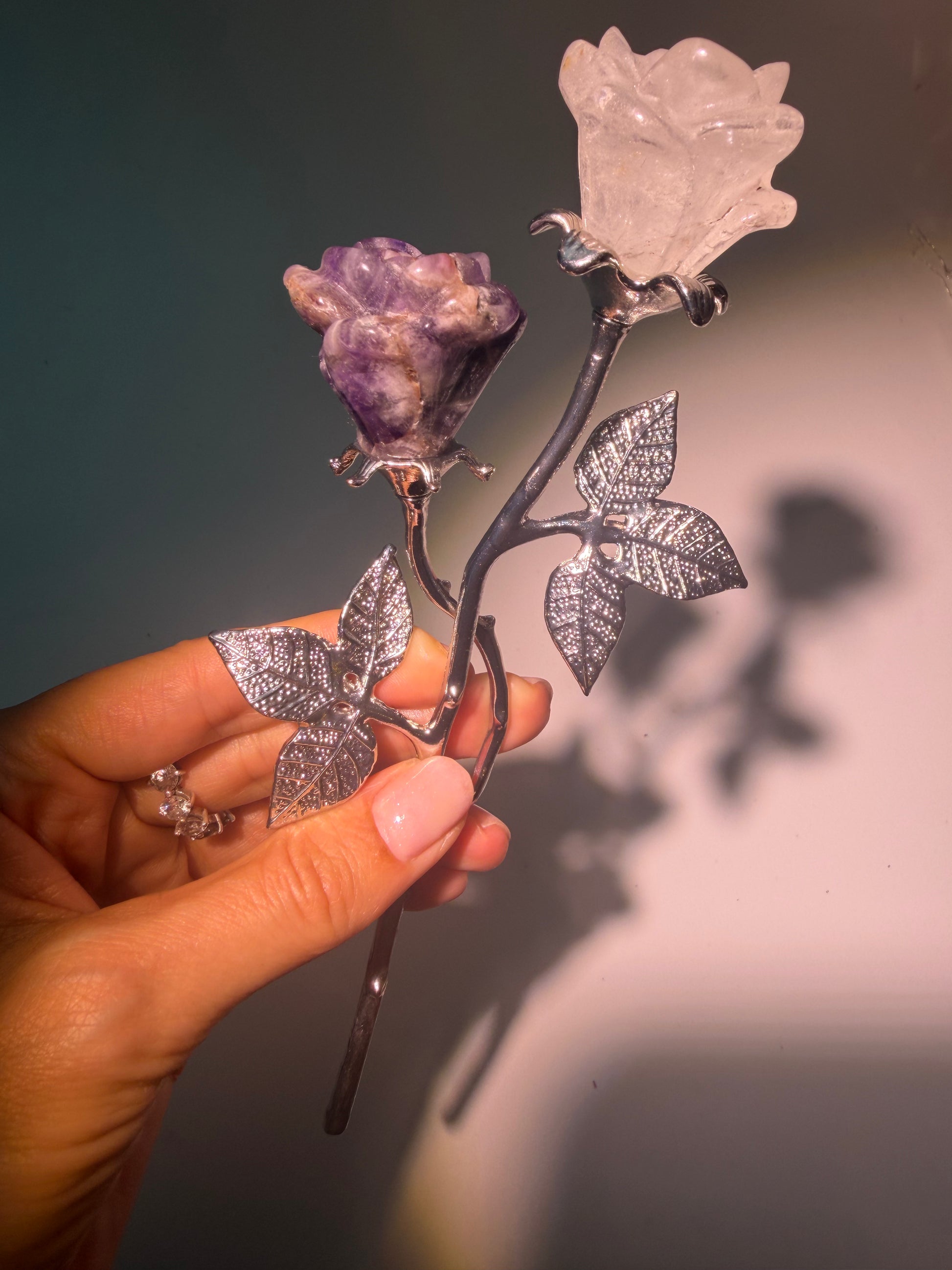 Zwei Kristallrosen aus verschiedenen Edelsteinen mit Edelstahlblättern, besondere Geschenkidee für sie