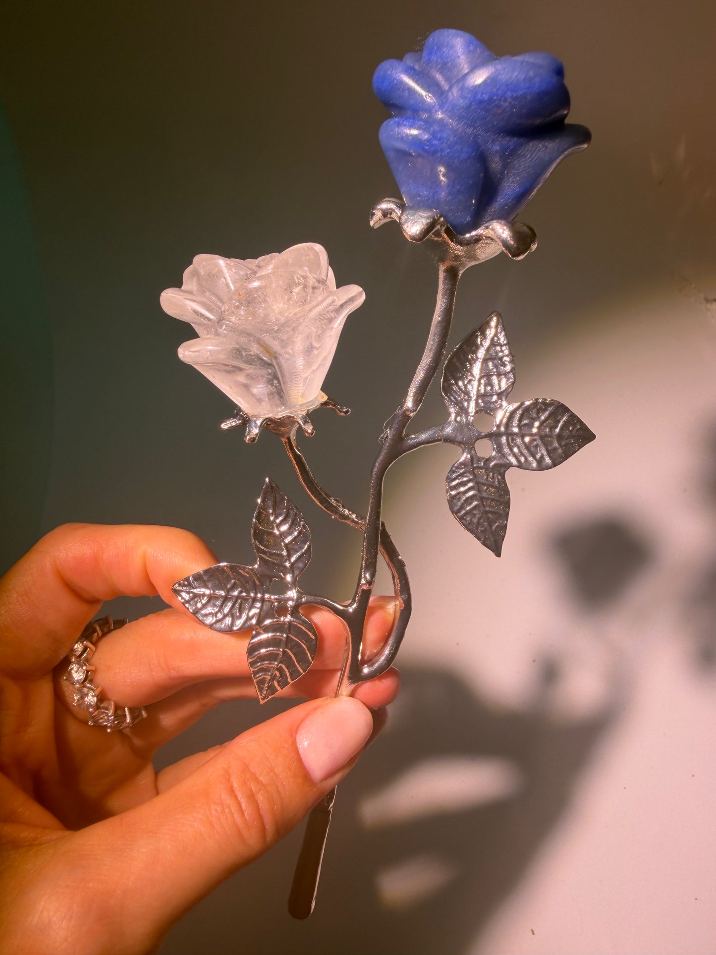 Zwei Rosen aus Kristall mit Edelstahlstiel und Blättern, besonderes Geschenk für Kristallliebhaber