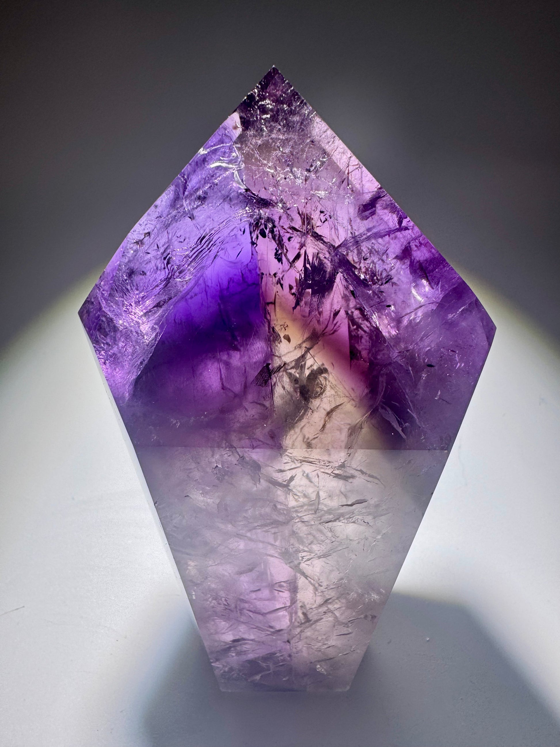 Zweifarbiger Quarzkristall mit natürlicher Mischung aus Amethyst und Citrin, aus brasilianischem Abbau