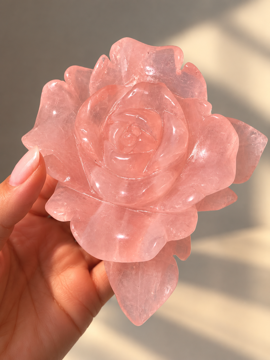 handgefertigten Rosenquarz-Rose aus Brasilien mit erhabener Blüte und strukturiertem Blatt 