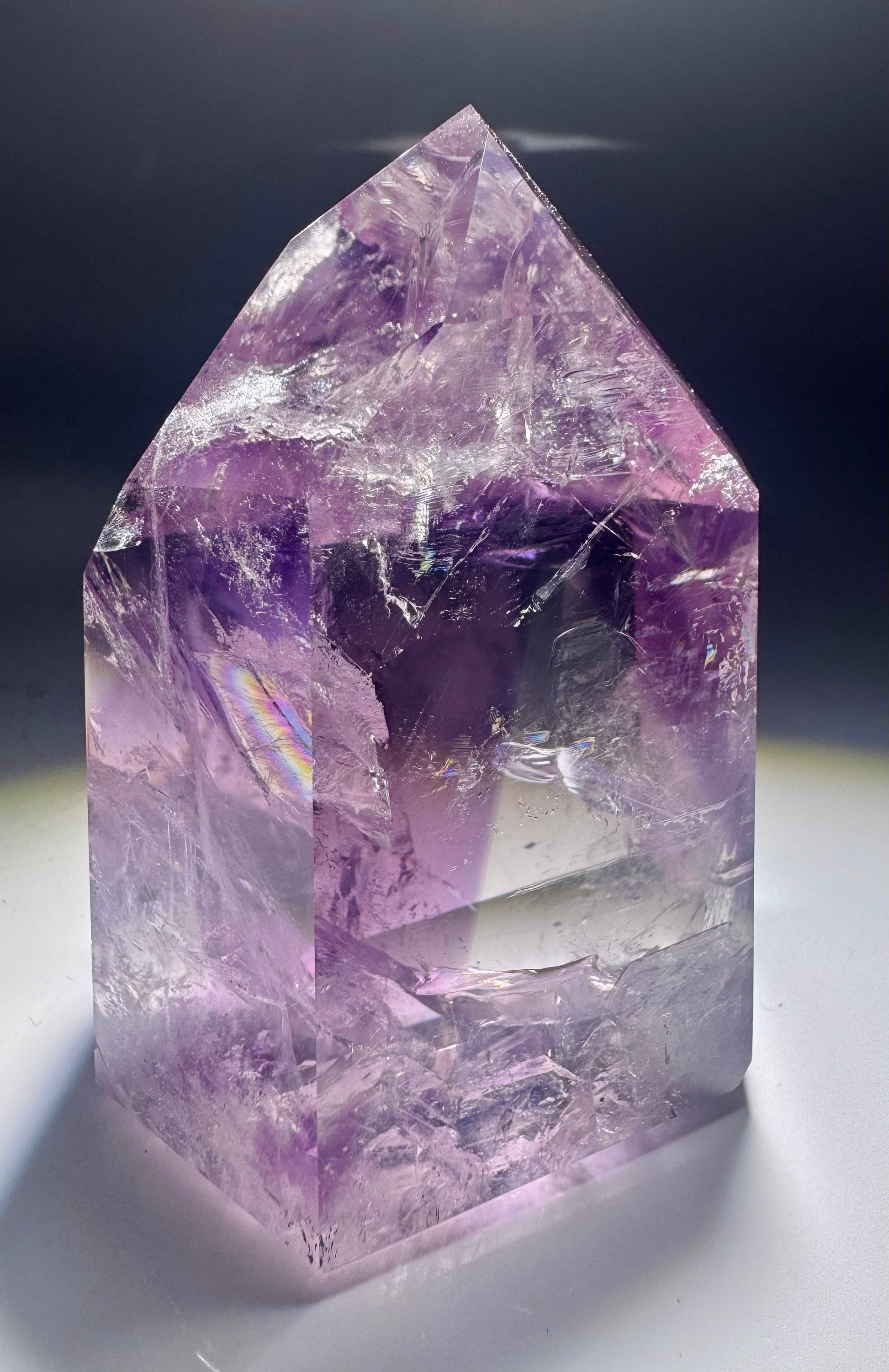 hantom Amethyst mit sichtbaren Wachstumsebenen und Regenbogenreflexen