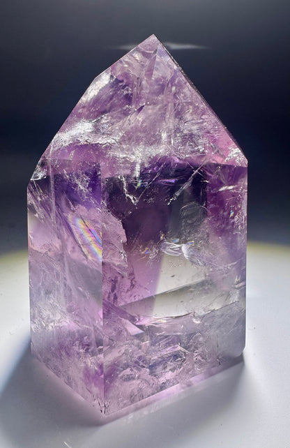 hantom Amethyst mit sichtbaren Wachstumsebenen und Regenbogenreflexen