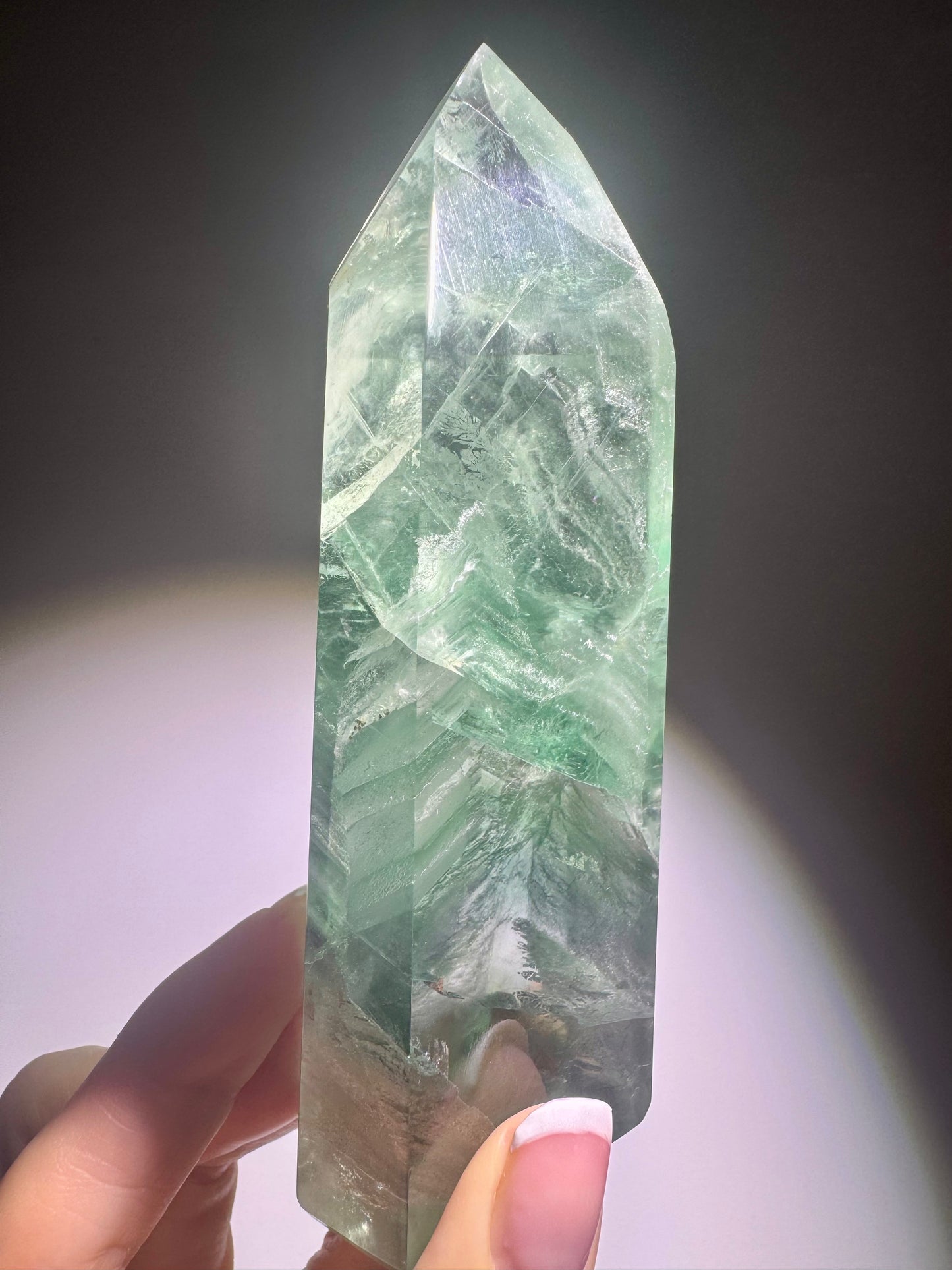 mintgrüne Fluoritspitze mit faszinierendem Farbverlauf und Phantomlinien