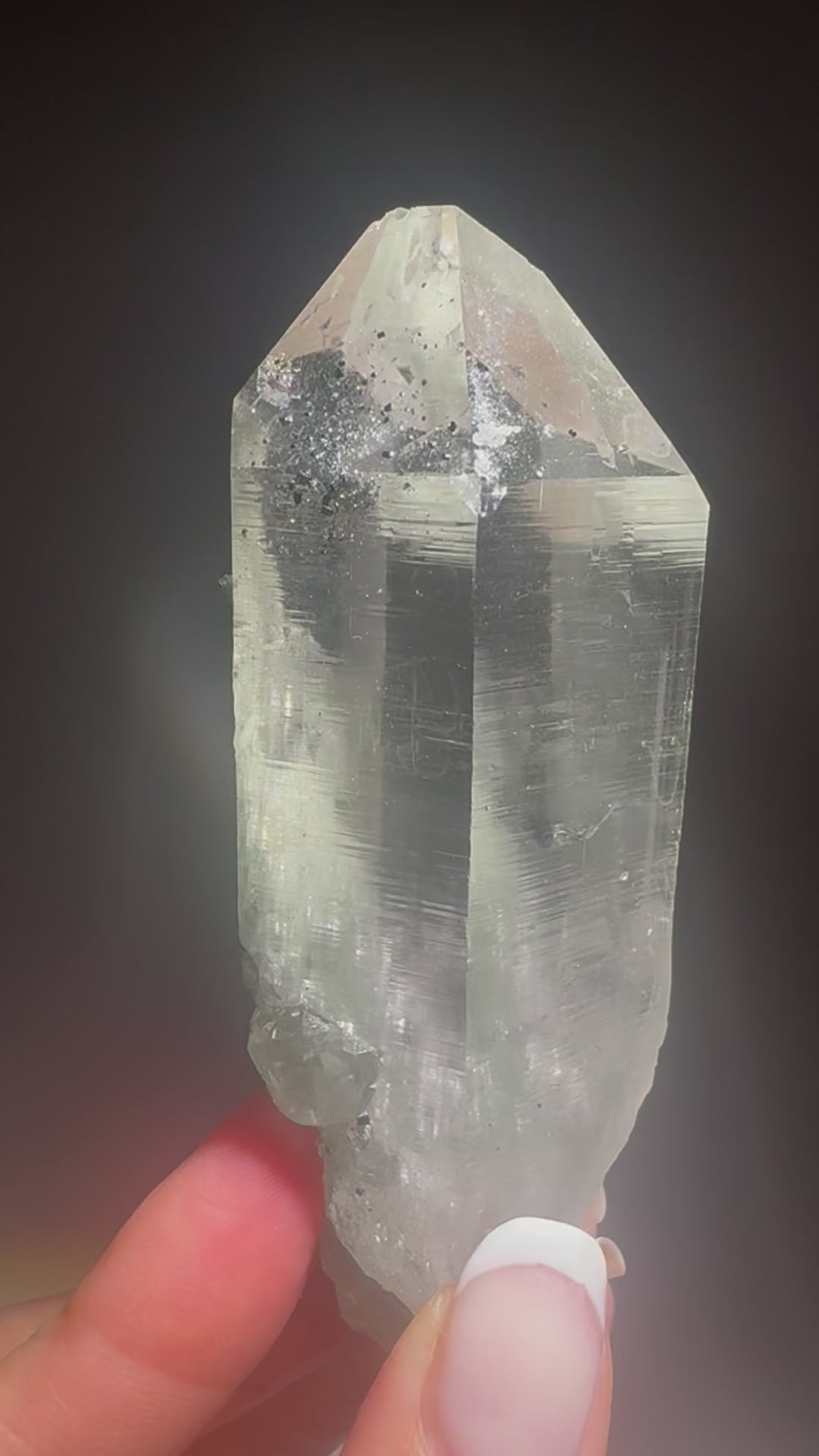 Himalaya Quarz Spitze mit Chlorit & Hämatit – 8.8 cm, 126 g – Museumsqualität