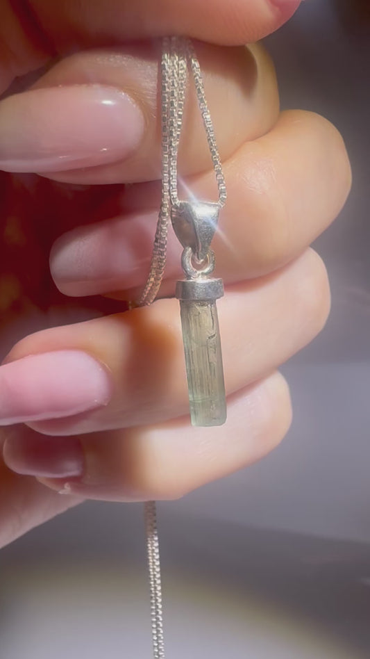 Grüner Tourmalin-Anhänger – Zartes, filigranes Naturjuwel 💚✨