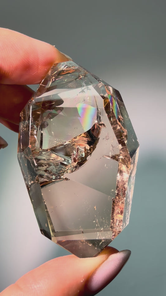 Extraklarer Rauchquarz Freeform 5.5 cm mit Regenbogen aus Brasilien
