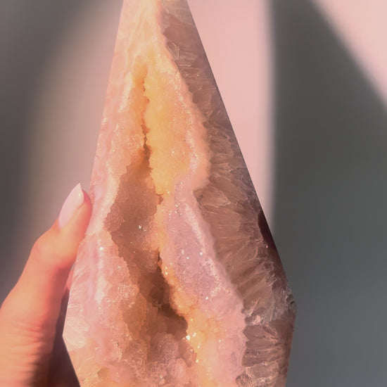 Exklusiver Amethyst Kristall in Diamantform aus Brasilien, 23,5 cm gross und 2,22 kg schwer
