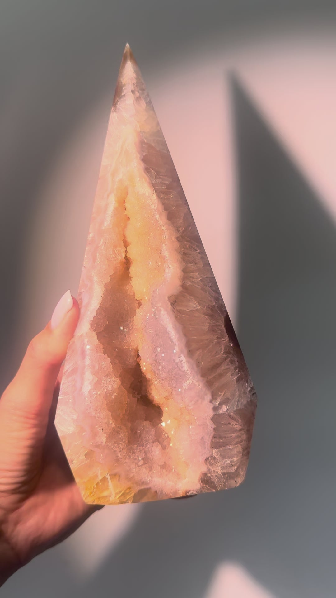 Exklusiver Amethyst Kristall in Diamantform aus Brasilien, 23,5 cm gross und 2,22 kg schwer