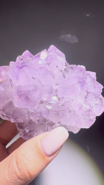 Lavendelfarbene Amethystblüte 7,8 cm aus Uruguay – Stalaktit Unikat