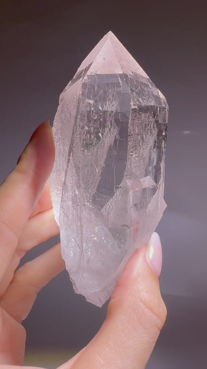 Ultraklare Himalaya-Quarzspitze 9.4 cm – Gletscherklar & mit lemurischen Linien