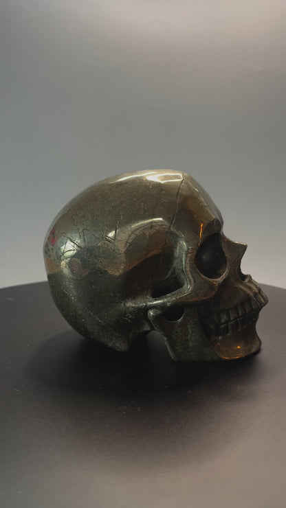 Realistischer Pyrit Kristallschädel – 12 cm gross und 2.45 kg schwer