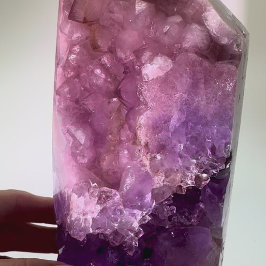 Pink-Amethyst-Spitze aus Brasilien mit riesigen, transparenten Kristallen in Pink und Lila. 21,5 cm hoch, 2,68 kg schwer