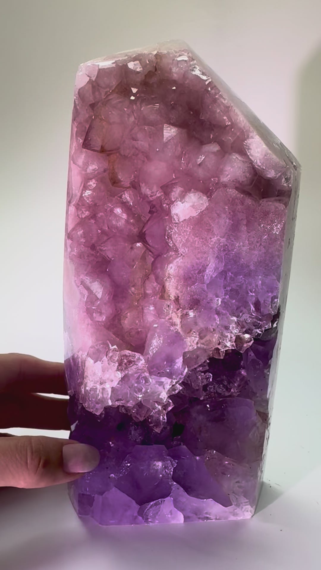 Pink-Amethyst-Spitze aus Brasilien mit riesigen, transparenten Kristallen in Pink und Lila. 21,5 cm hoch, 2,68 kg schwer