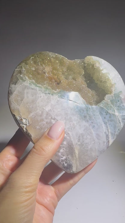 Grünes Rainbow Amethyst Herz 12.6 cm – Seltene Doppelkristallisation