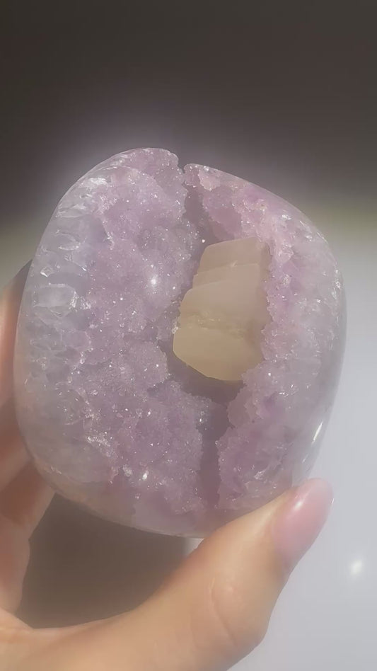 Rainbow Amethyst Druse Geode mit Kalzit kaufen - 7cm, 235g