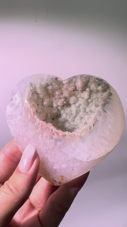 Pastellgrünes Amethyst Herz mit Baby Pink – 8 x 5 cm | 0,25 kg