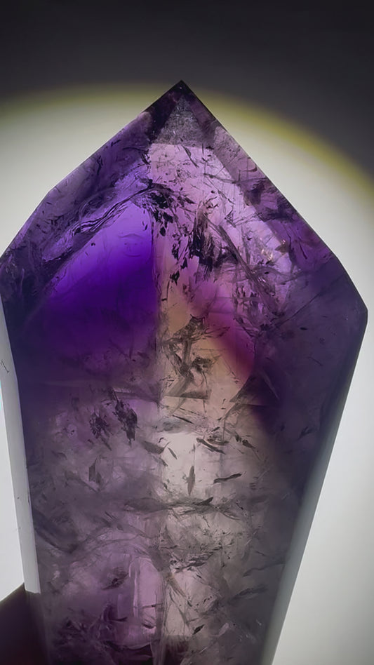 Riesige Amethrinspitze mit natürlichen Phantomen aus Brasilien, 13,5 cm hoch, 464 g schwer