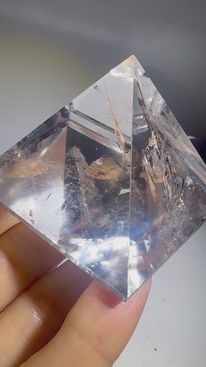 Lemurian Bergkristall Pyramide – Extra klare Regenbogenenergie