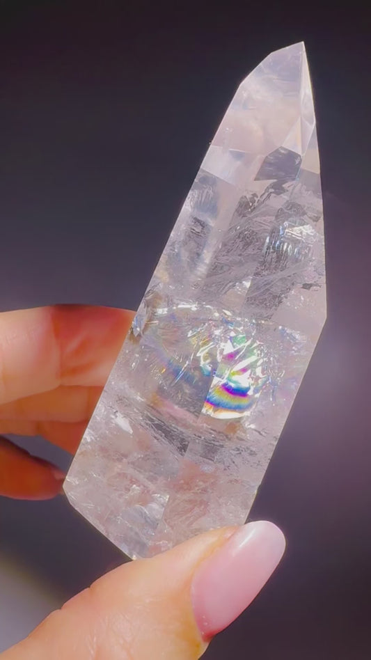 Bergkristall 7.4 cm – voller Regenbogen & magischen Einschlüssen 💎