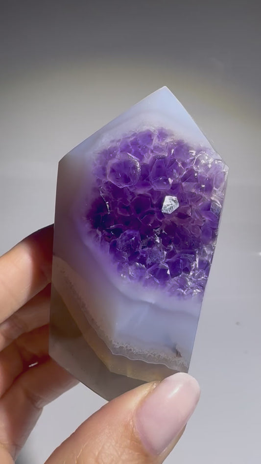 Achat Spitze mit Amethystkristallen – 7.3 cm – Magische Naturkraft in Premiumqualität