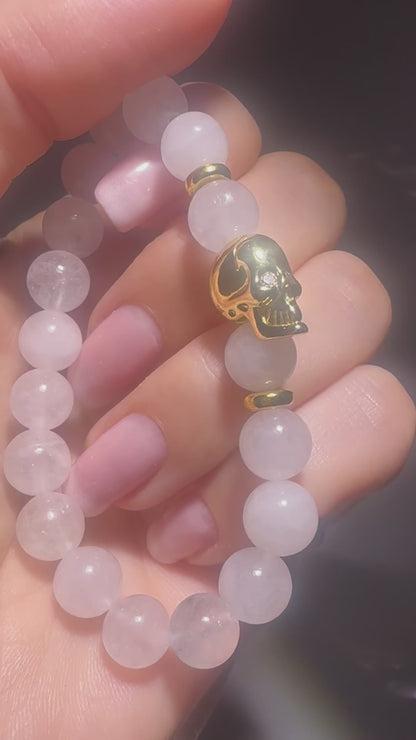 Bergkristall Armband mit goldenem Skull – Klarheit & Energieverstärkung