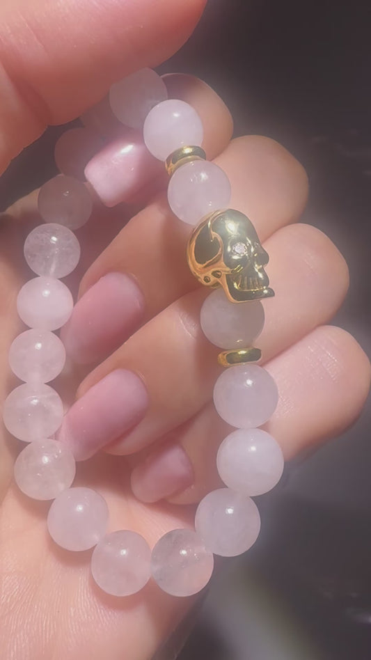 Bergkristall Armband mit goldenem Skull – Klarheit & Energieverstärkung