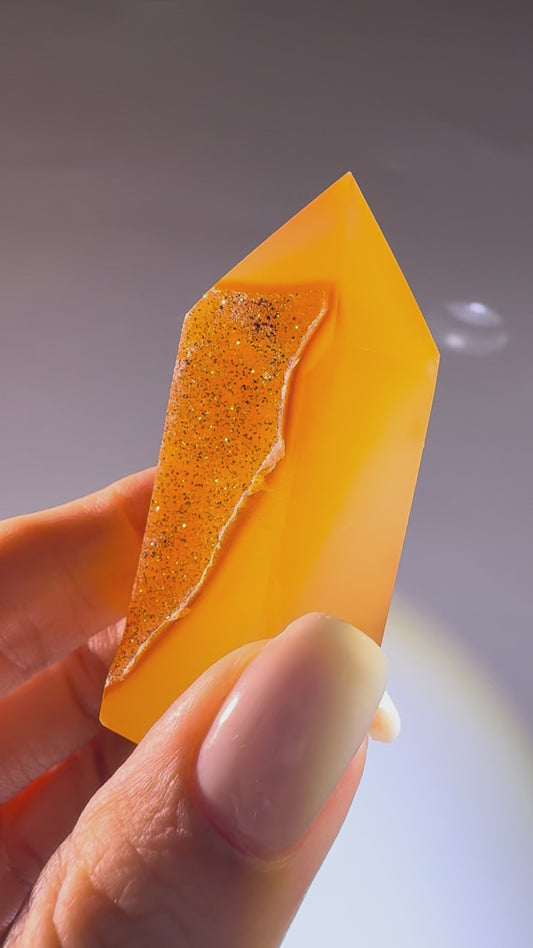Süsse orangebraune Achat-Spitze aus Brasilien